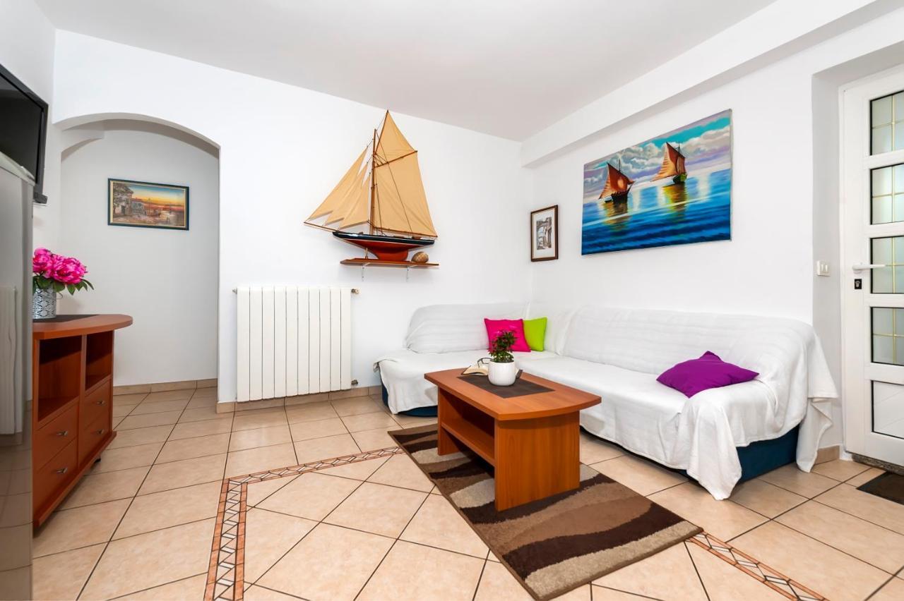 Apartment & Rooms Graciela โรวีน ภายนอก รูปภาพ
