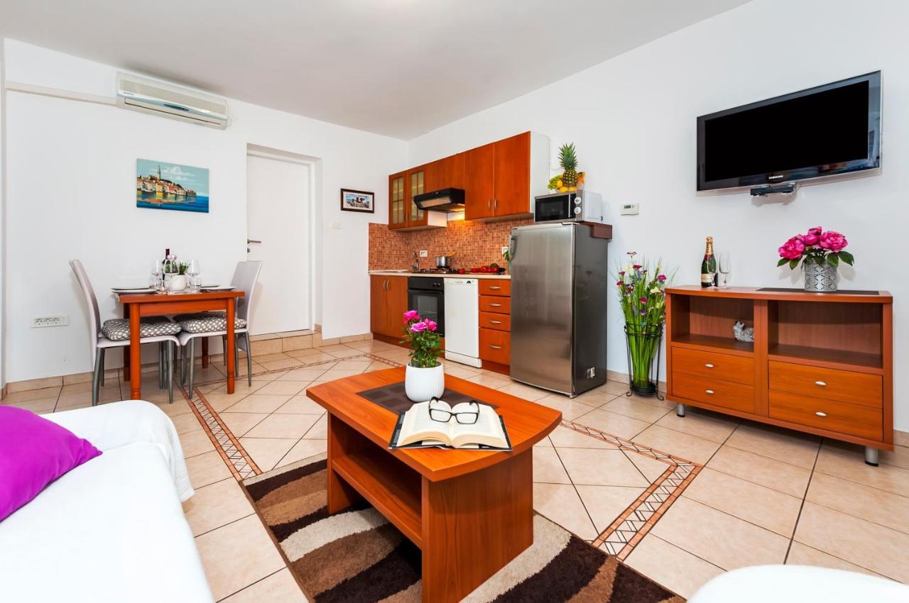 Apartment & Rooms Graciela โรวีน ภายนอก รูปภาพ